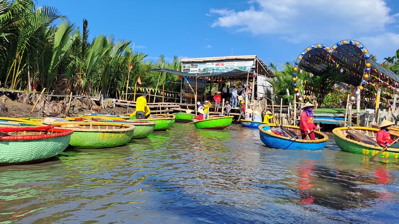 ben thuyen tham quan rung dua cam thanh