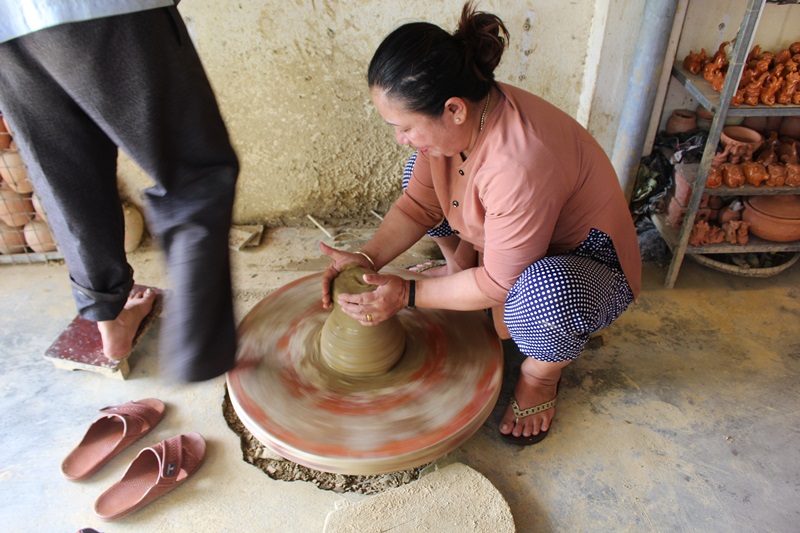 lam gom o lang thanh ha