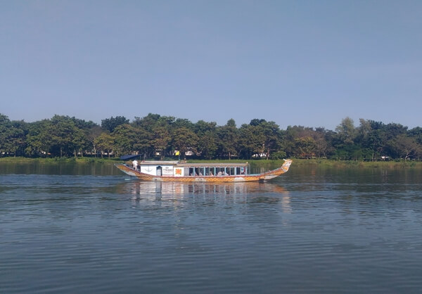 thuyen rong tren song huong