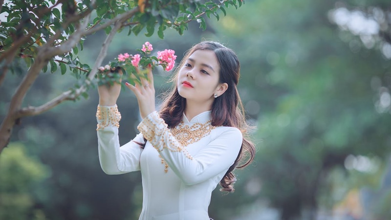 Phụ nữ Việt Nam trong tà áo dài trắng